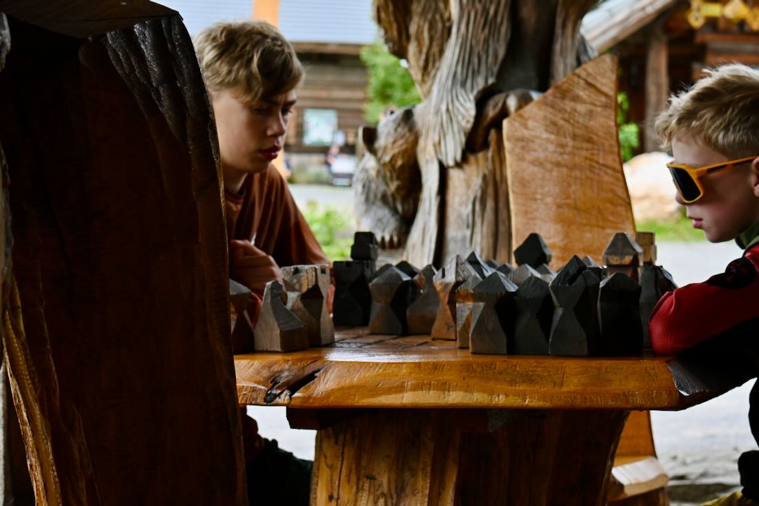 Flo und Ben spielen Schach in Blockhausen an der Blockline