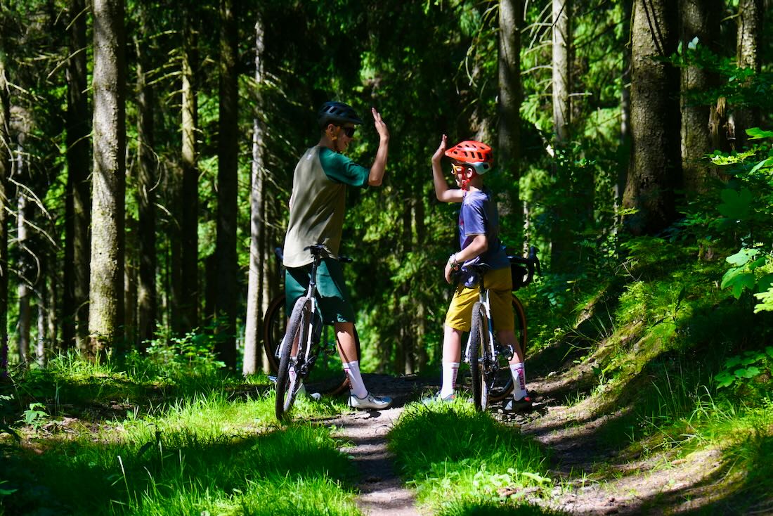 Flo und Ben klatschen sich ab auf der Blockline im Erzgebirge