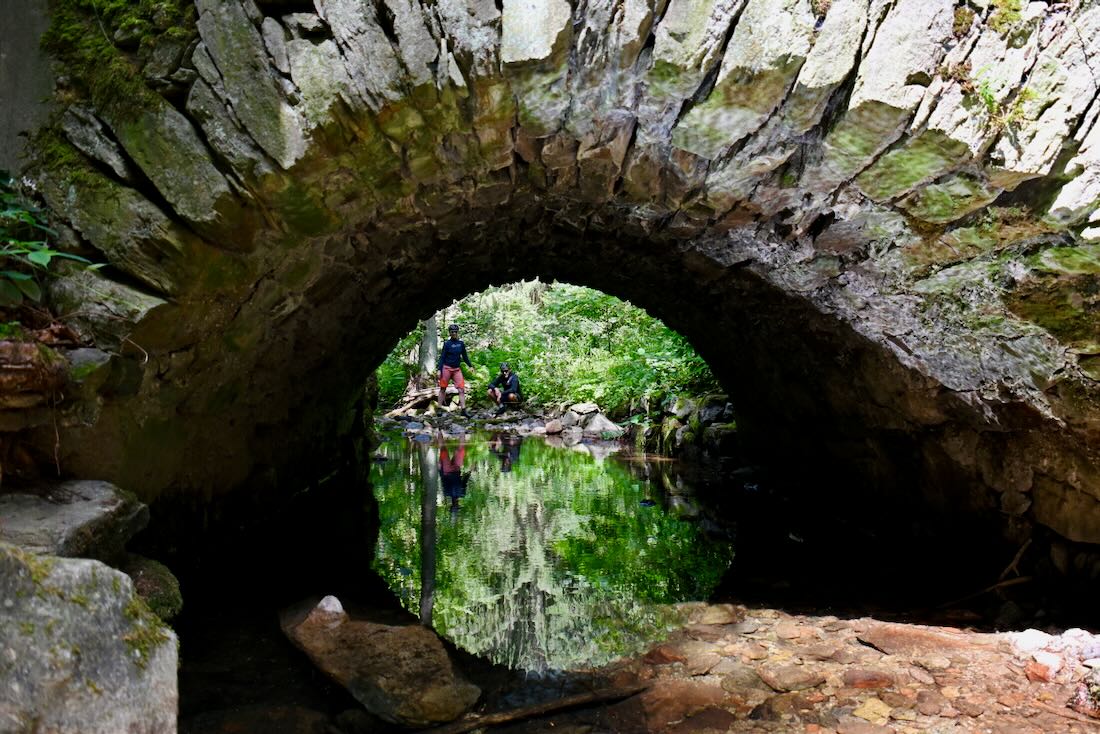 Melanie und Thomas am Wasser im Erzgebirge