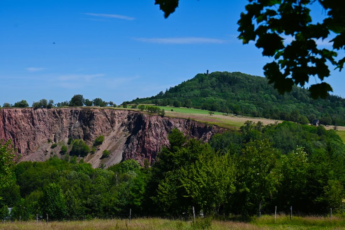Steinwand bei der Blockline im Erzgebirge