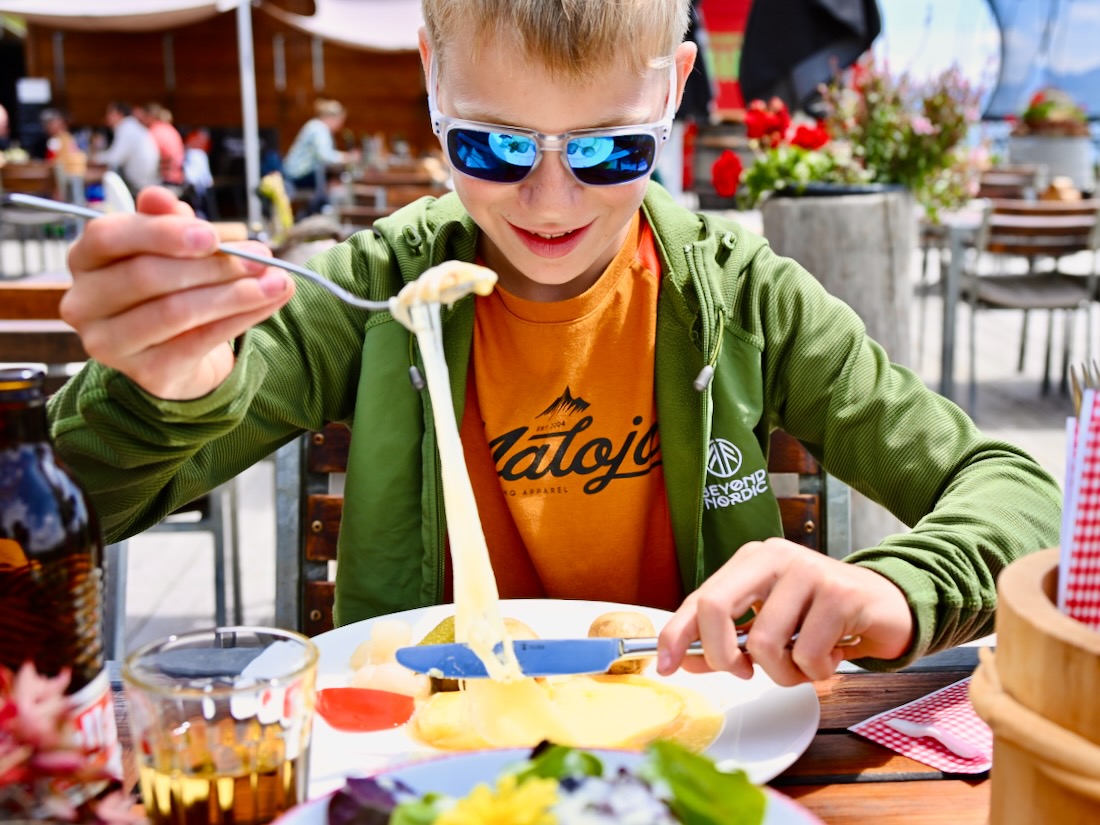 Ben isst ein Raclette in der Schweiz