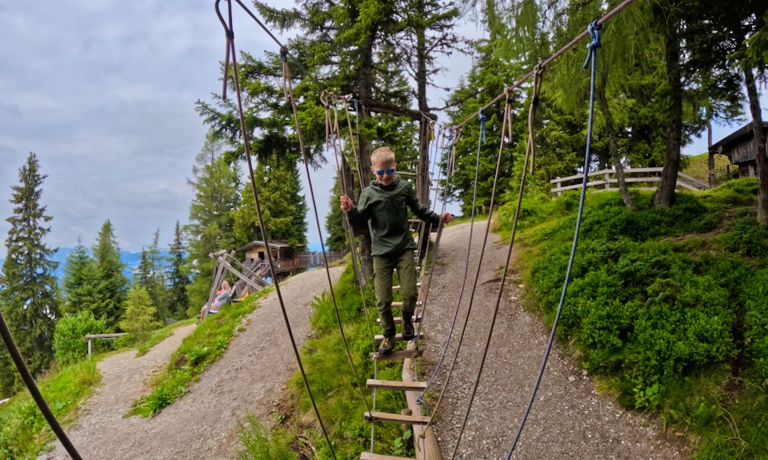 Ben klettert im Seilgarten Sauserland