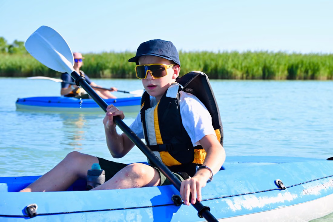 Ben paddelt im Kajak in Valgrande in Bibione