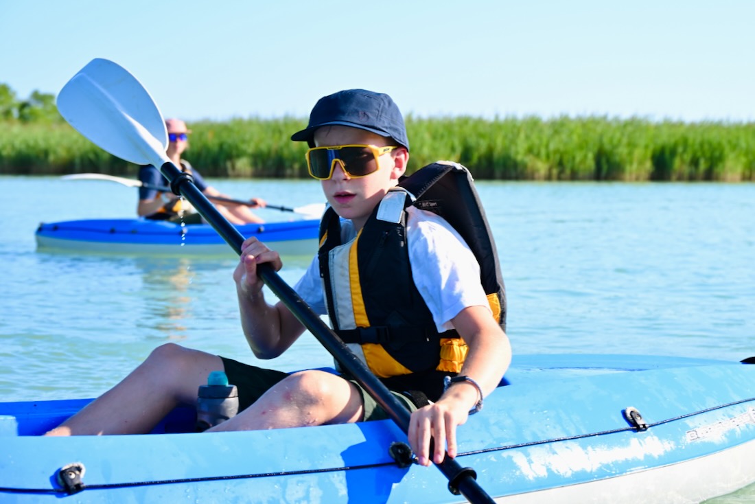 Ben paddelt im Kajak in Valgrande in Bibione