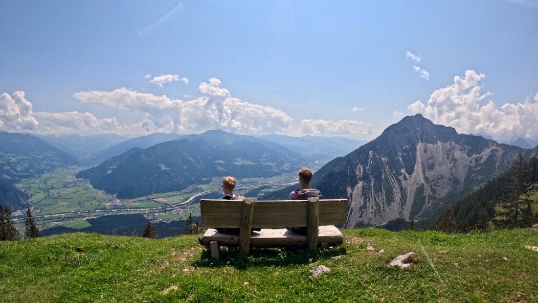Ben und Flo schauen in das Panorama am Alpbachtal auf der Scherbensteinalm