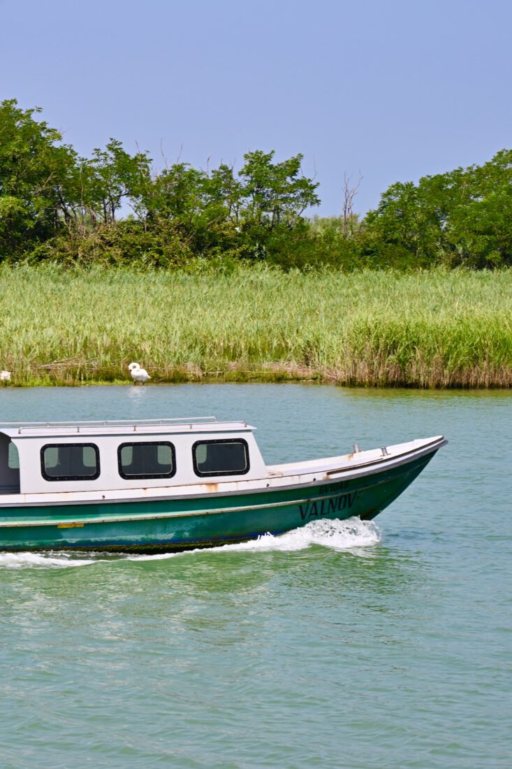 Ein Boot in den Kanälen in Valgrande in Bibione
