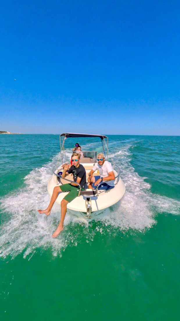 Fahren Motorboot in Bibione