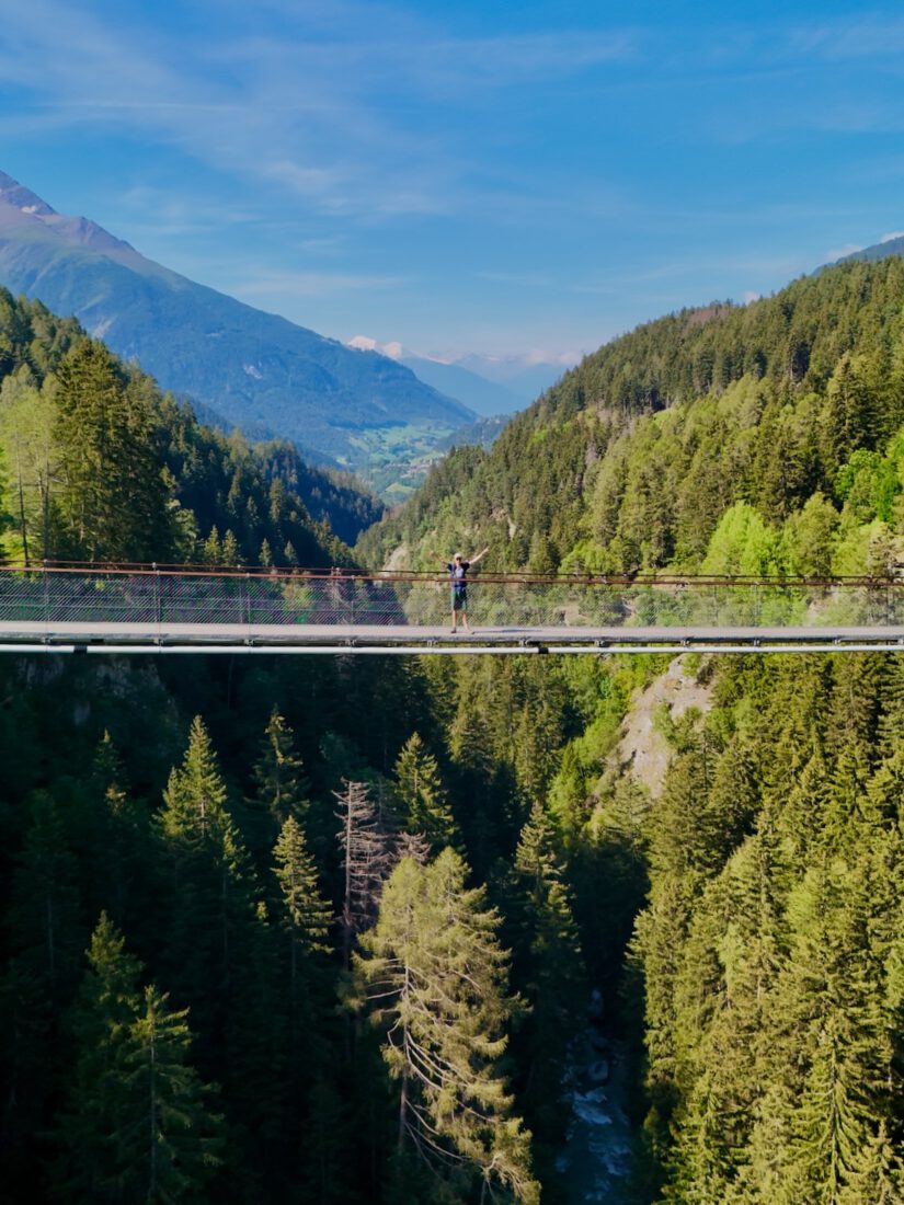 Flo auf dem GOMS Brücke