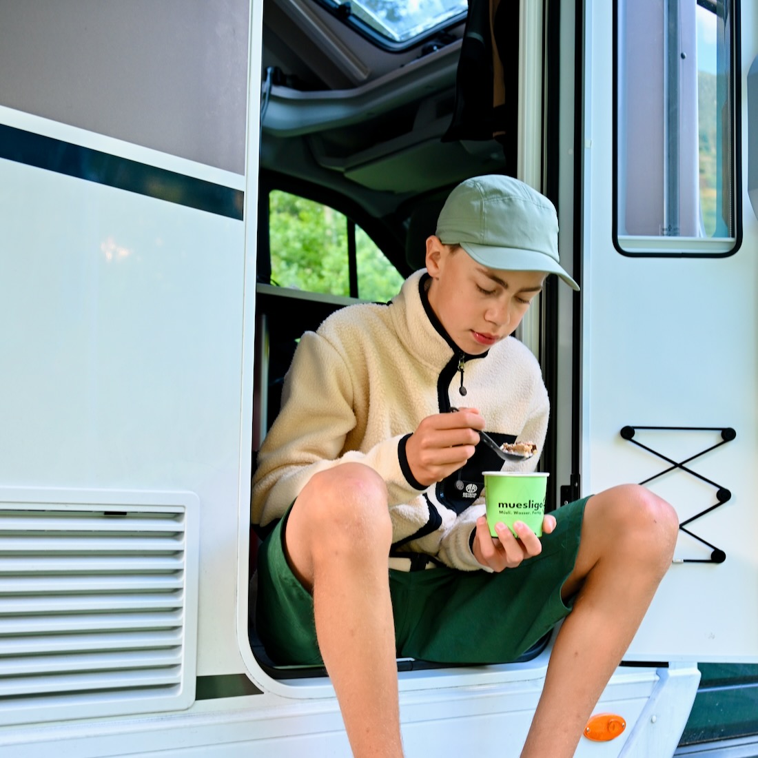 Flo isst ein Müsligo zum Frühstück
