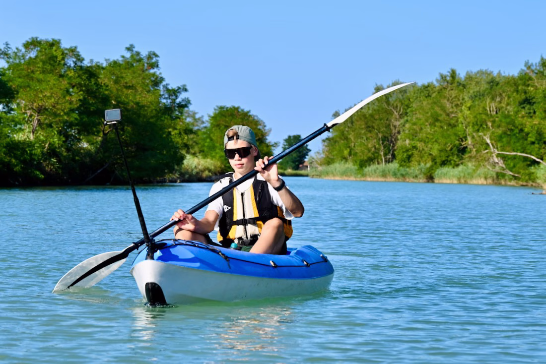 Flo paddelt im Kajak in Valgrande in Bibione