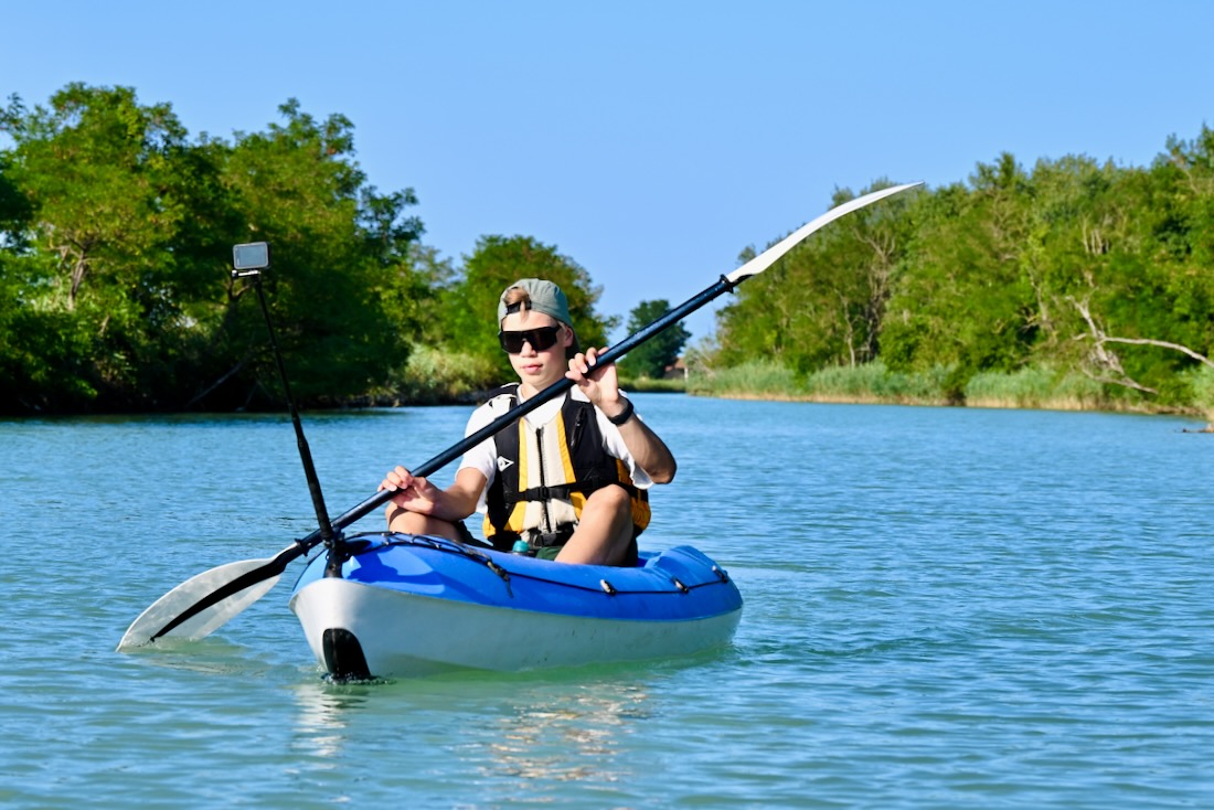 Flo paddelt im Kajak in Valgrande in Bibione