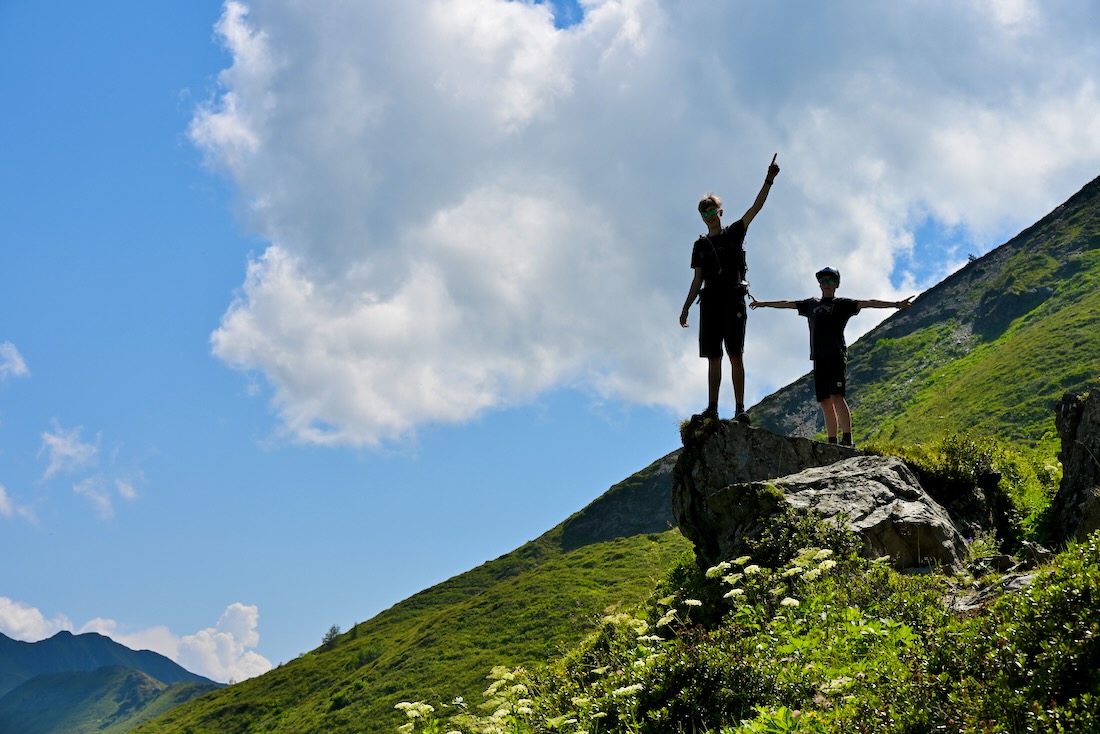 Flo und Ben auf dem Panorama Wanderweg