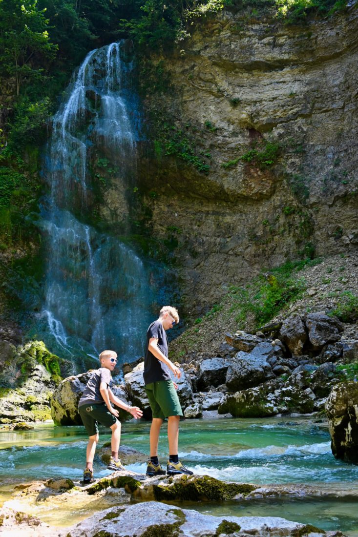 Flo und Ben am Wasser in der Tiefenbachklamm