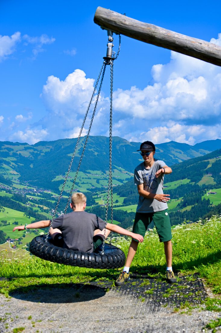 Flo und Ben spielen an der Reitherkogelbahn