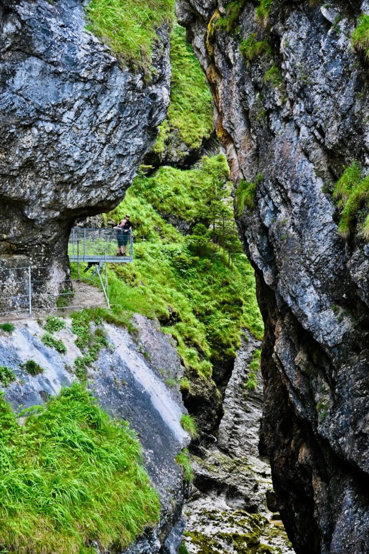 Flo und Ben stehen auf der Aussichtsplattform in der Tiefenbachklamm