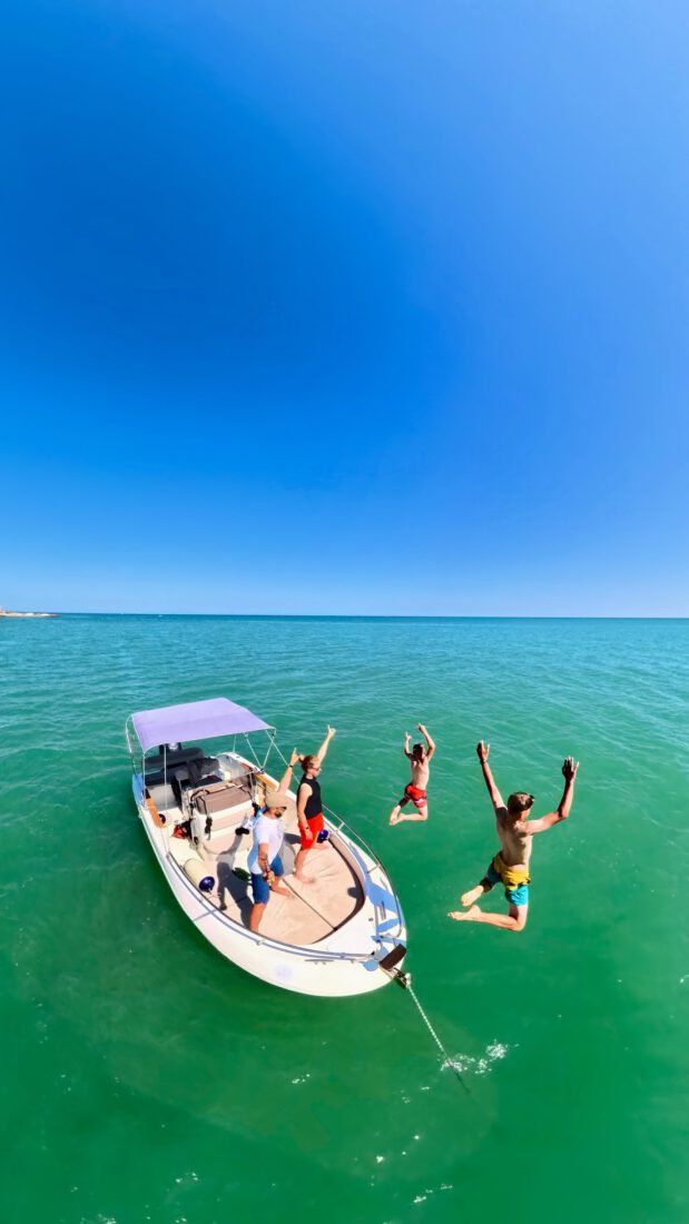 Fravely haben Spaß auf dem Motorboot im Mittelmeer in Bibione