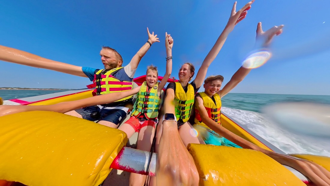 Fravely haben Spaß im Jetboat Bibione