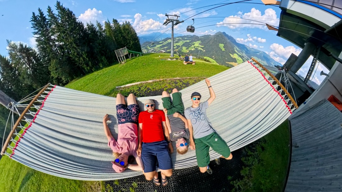 Fravely in der Hängematte an der Reitherkogelbahn