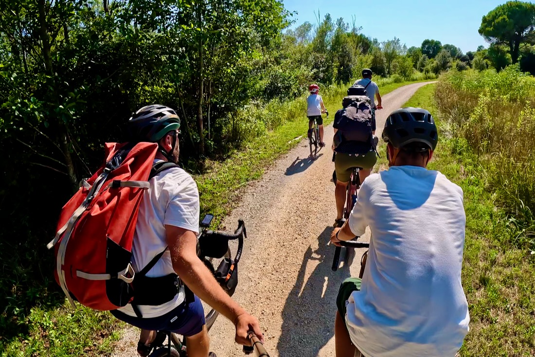 Fravely mit dem Fahrrad auf dem Weg nach Valgrande Bibione