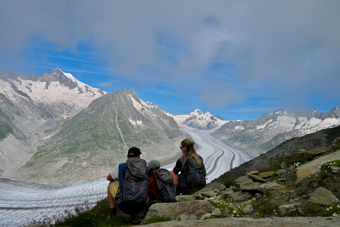 Fravely staunen über den Aletsch Gletscher