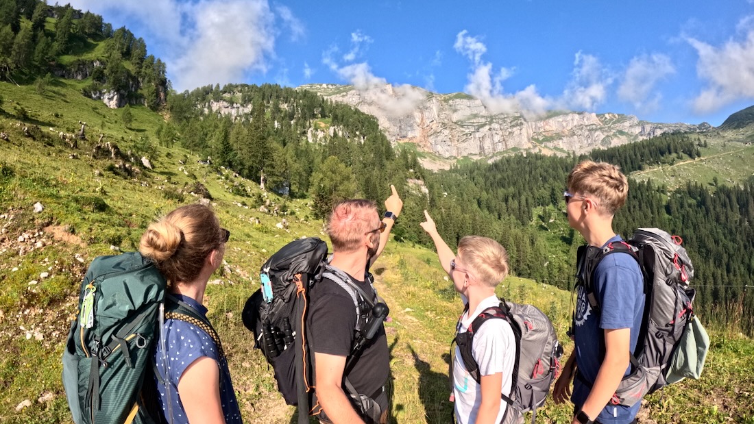 Fravely zeigen auf das vordere Sonnenwendjoch