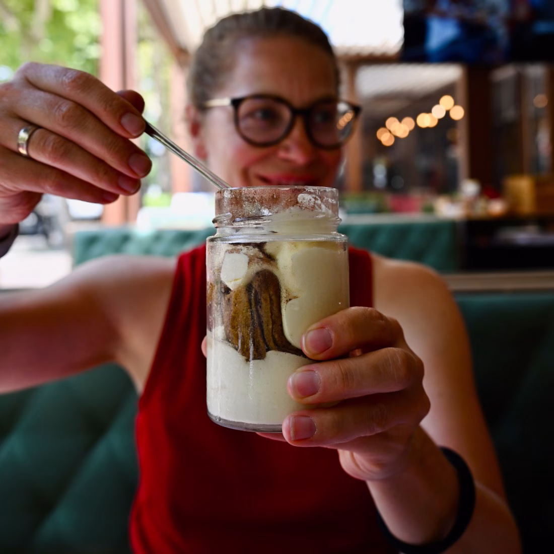 Melanie isst Tiramisu in Bibione