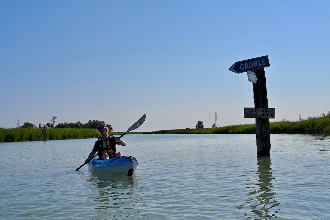 Melanie paddelt im Kajak in Valgrande in Bibione
