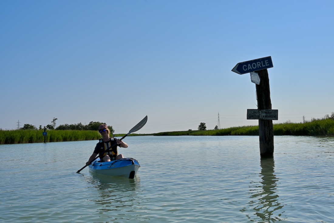 Melanie paddelt im Kajak in Valgrande in Bibione