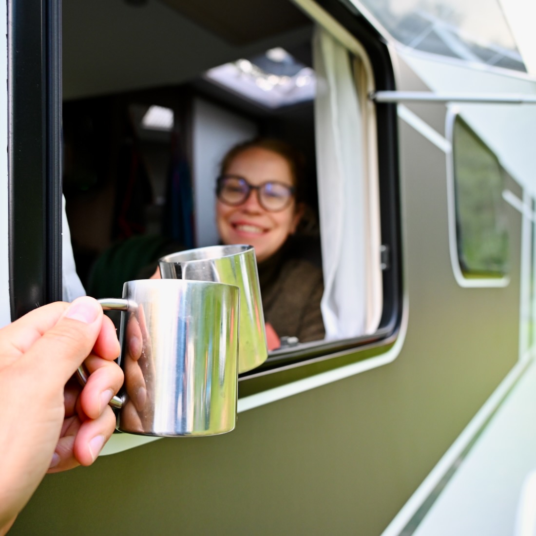Melanie trinkt einen Kaffee im Camper