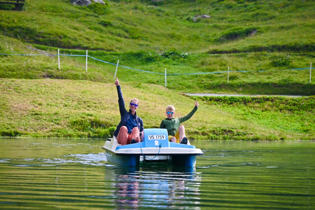 Melanie und Ben haben Spaß auf dem Tretboot
