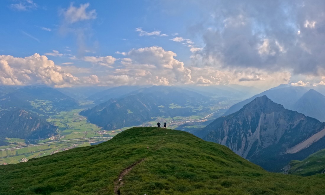 Melanie und Thomas blicken ins Alpbachtal