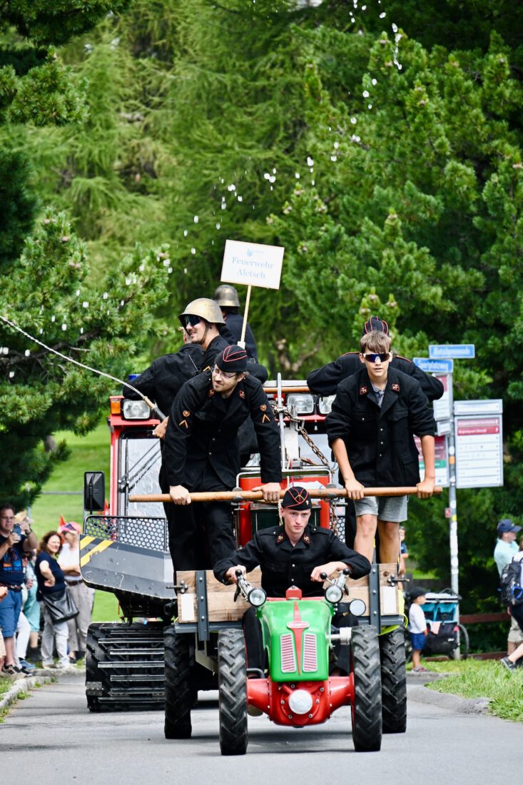 Traditioneller Umzug in Riederalp - Feuerwehr