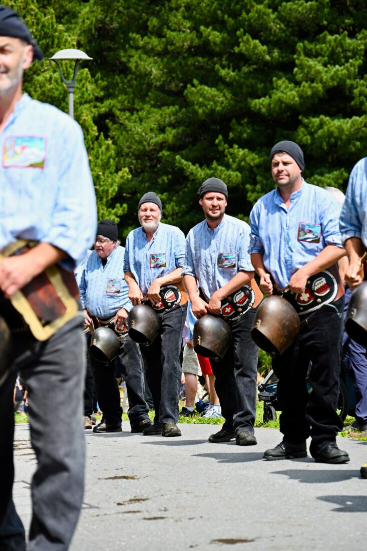 Traditioneller Umzug in Riederalp - Glocken