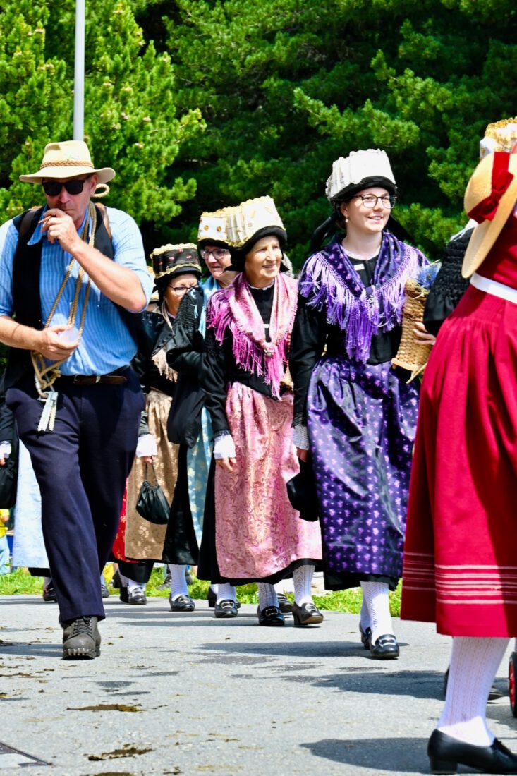 Traditioneller Umzug in Riederalp - Trachten