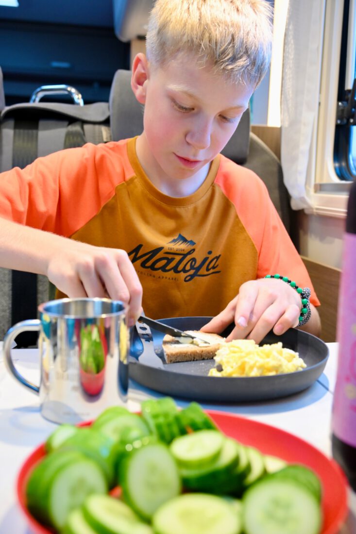 Ben isst Abendbrot im Carado