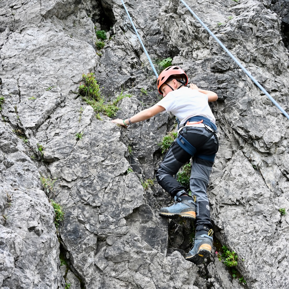 Ben klettert im Klettergarten am Lünersee im Brandnertal