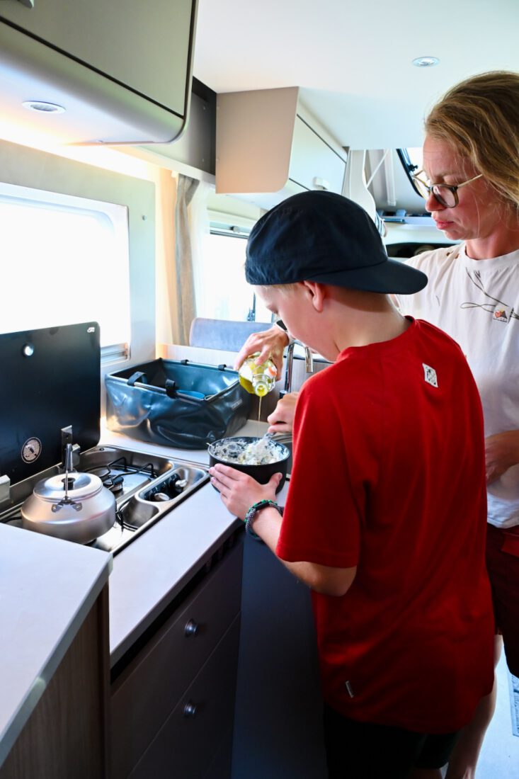 Ben und Melanie kochen im Carado Camper