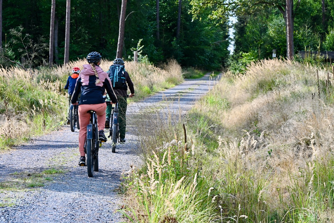 Benni, Flo, Melanie auf Fahrrad im Vogtland