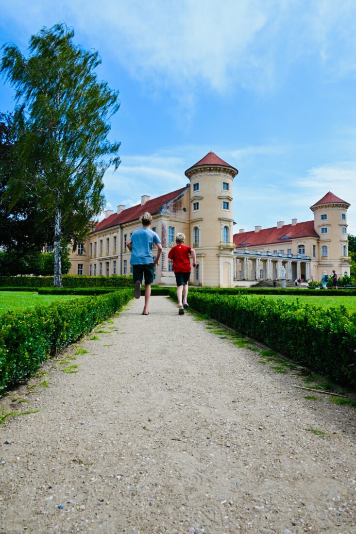 Benni, Flo laufen auf Burg zu