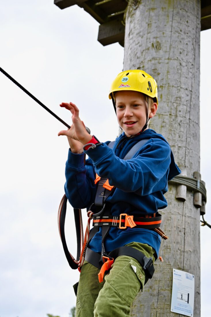 Benni bei Seilwinde im Kletterpark am Bio-Seehotel im Vogtland