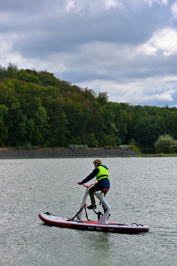 Benni fährt Wasser-Fahrrad auf dem Zeulenrodaer Meer im Vogtland