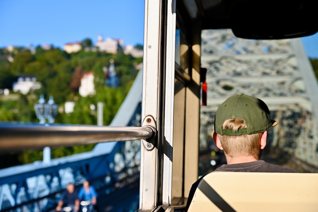Benni im Bus am Blauen Wunder in Dresden