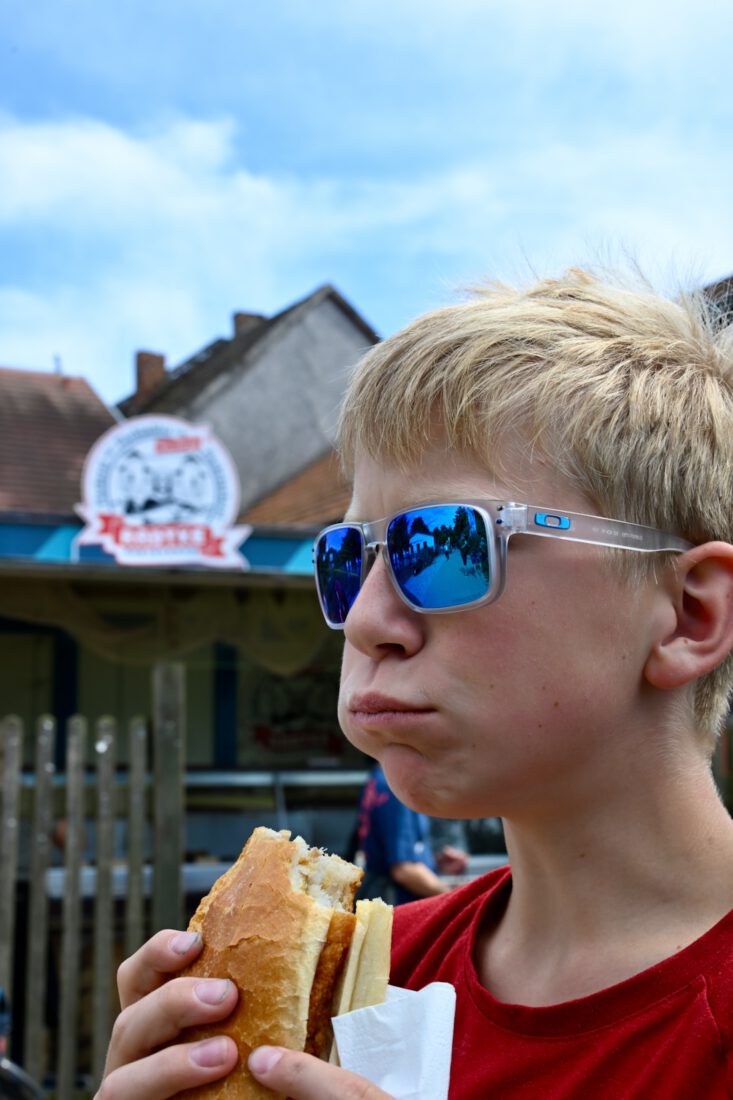 Benni isst Fischbrötchen