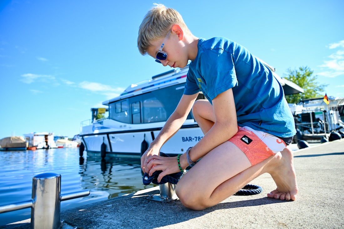 Benni macht Boot am Steg fest