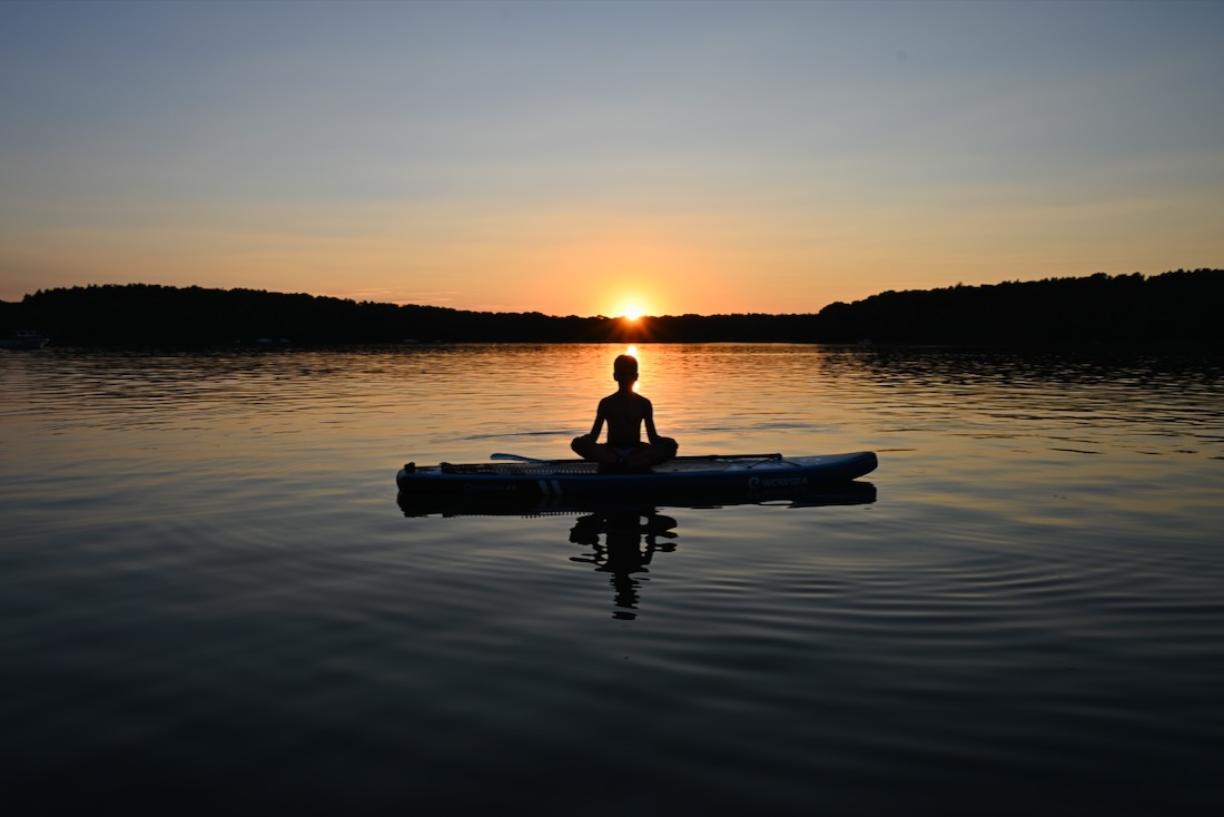 Benni meditiert auf SUP