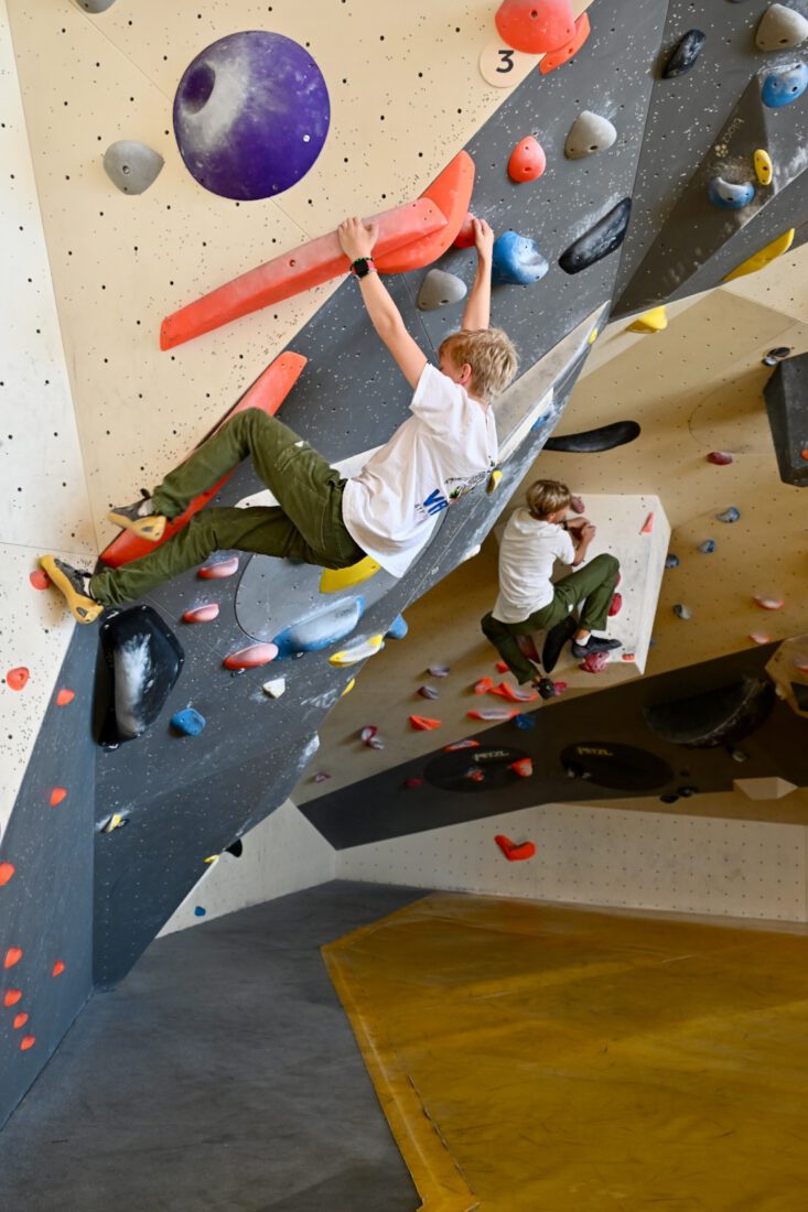 Benni und Flo klettern in der Mandala Boulderhalle in Dresden