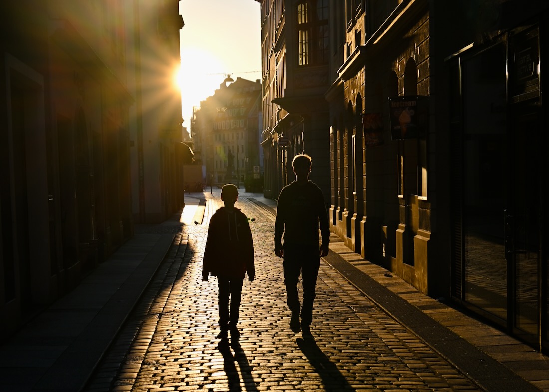 Benni und Flo laufen durch Altstadt Dresden bei Sonnenaufgang
