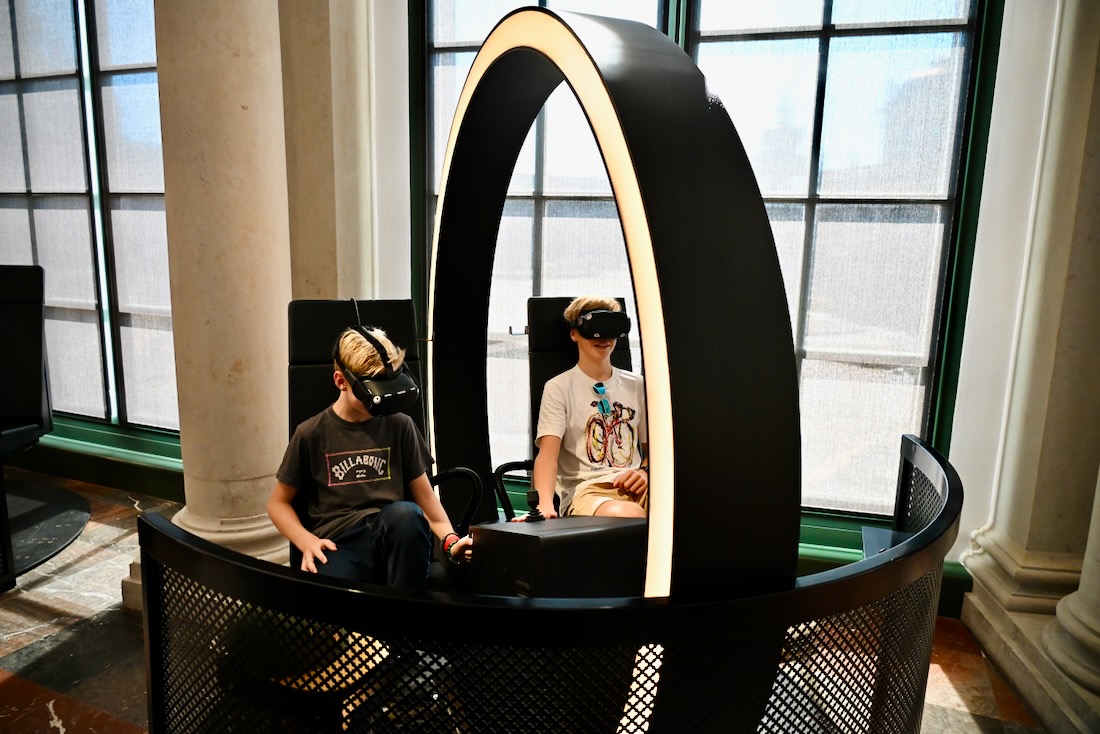 Benni und Flo mit VR Brille im Museum Zwinger Xperience in Dresden