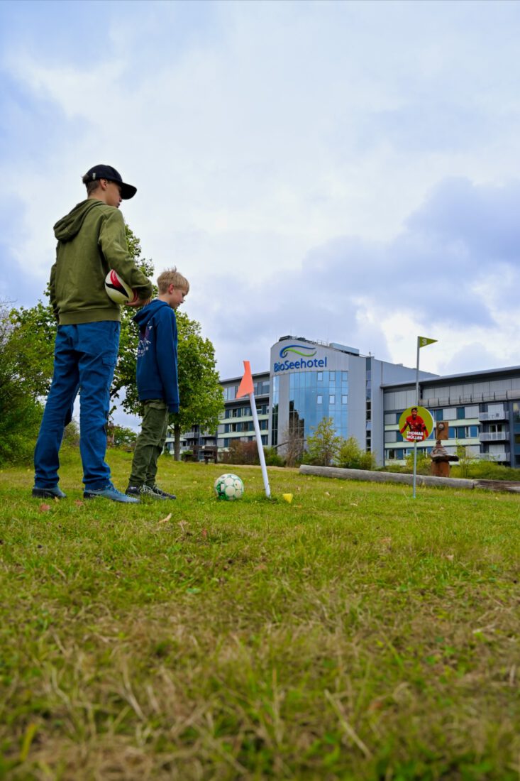 Benni und Flo spielen Fußballgolf am Bio-Seehotel Zeulenroda