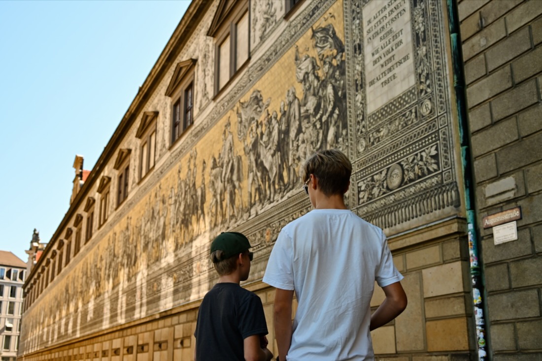 Benni und Flo vor dem Fürstenzug in Dresden